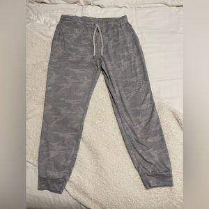Vuori camo joggers, size 6
